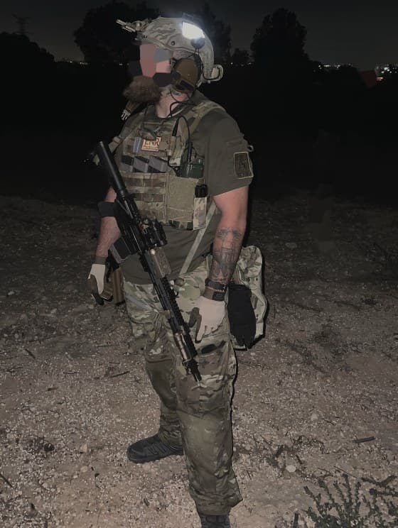 Operador de noche con equipamiento táctico